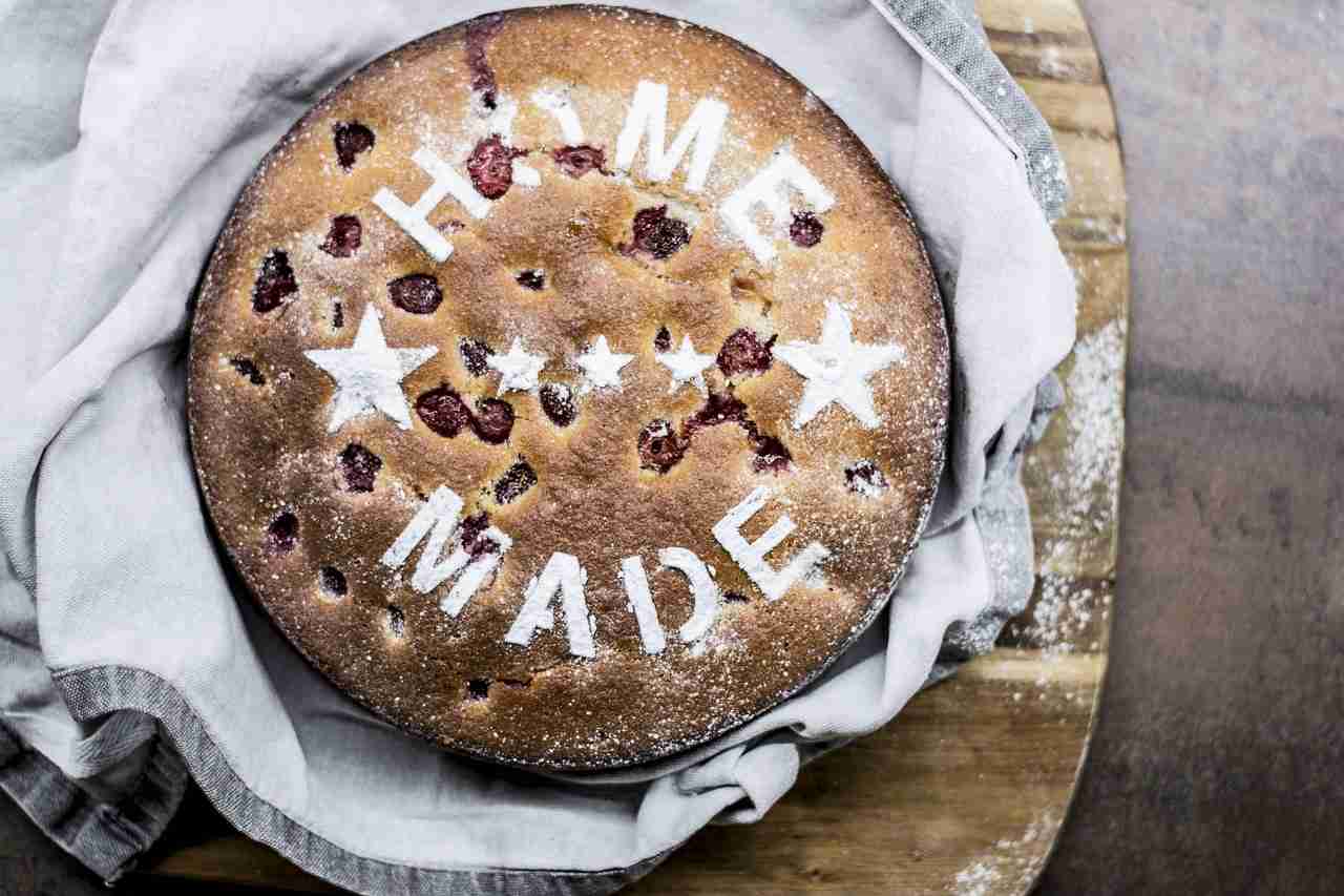 Homemade bakery cake dusted with powdered sugar and decorated with berries, representing Kitchen Equipment Financing, Funding to Open a Restaurant, Franchise Development Loans, Restaurant Expansion Loans, and Buy a Restaurant Financing for bakery and restaurant entrepreneurs.